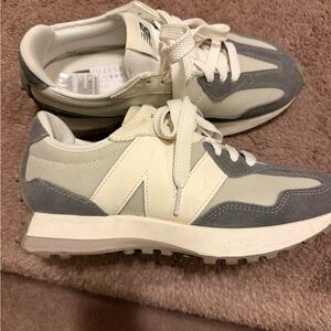 New Balance 327 Men’s Sz 8 in Cream and Gray